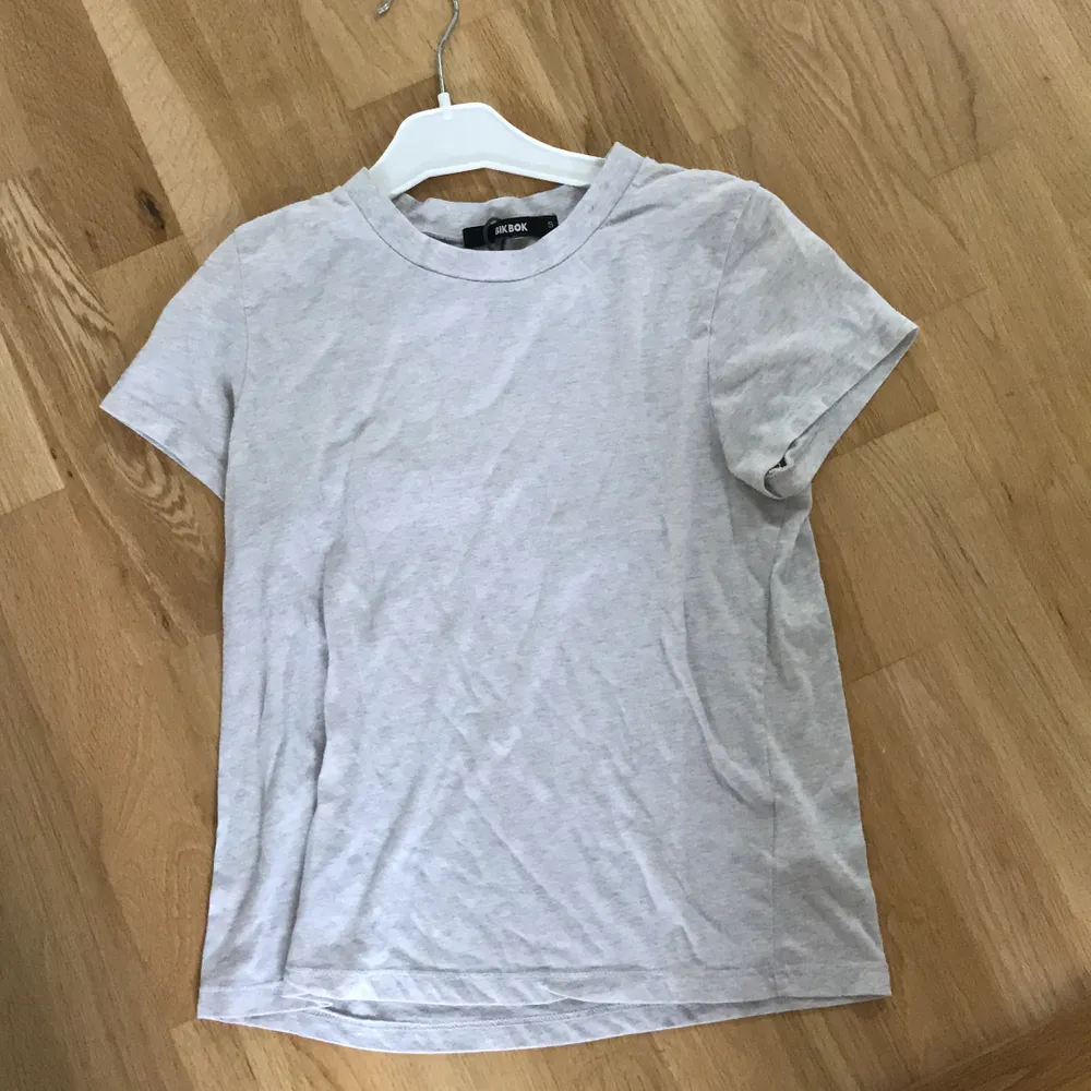 En vanlig grå tshirt från bikbok . T-shirts.