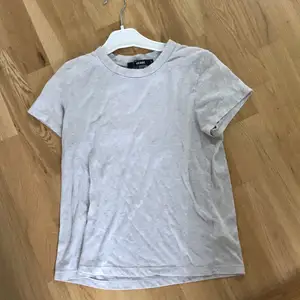 En vanlig grå tshirt från bikbok 
