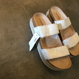 Sandaler  - Splitter nya skor storlek 37. Erbjuder leverans men köparen står för fraktkostnaden 
