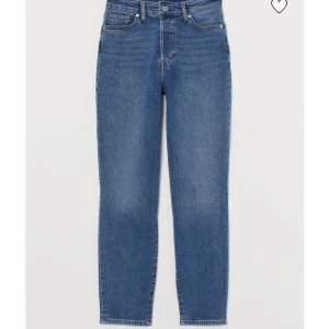 Mom jeans🦋 - Säljer ett par mom jeans, högmidjade🥰Strl:34/36! Oanvända! Skriv om ni har någon fråga eller vill se en bättre bild🥰