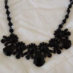 Svart halsband med svarta stenar, väldigt classy till lite finare tillfällen🖤