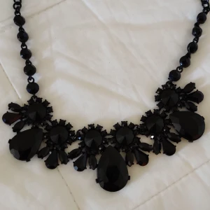 Svart halsband - Svart halsband med svarta stenar, väldigt classy till lite finare tillfällen🖤