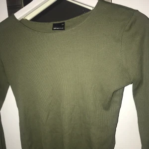 Ribbad tröja  - Stretchigt material, använd få gånger så i bra skick, sista bilden gör färgen rättvisa💞 fraktkostnad på 44 kr 