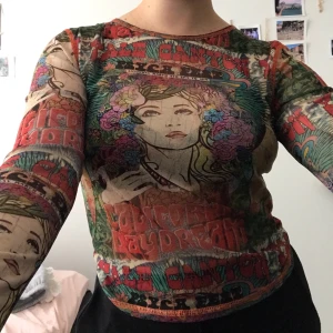 Mesh tröja - Oanvänd mesh tröja med lappen kvar! Från urban outfitters. Köpt för 366kr. Den sitter lite stort på mig som är m. Pris med frakt: 242kr