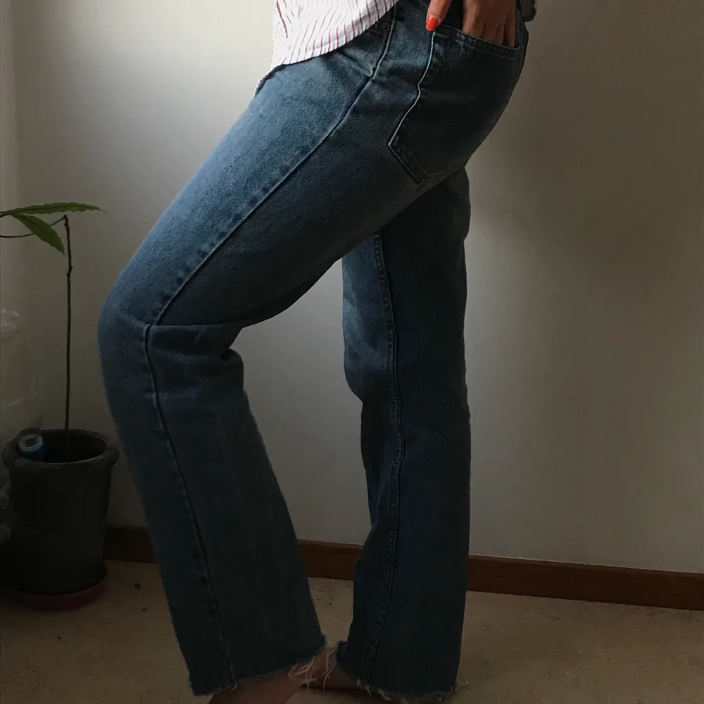 Jeans från Cheap Monday. Storlek 30/32 modell five heavy worm. Fin avslappnad look ljus denim och sitter bra! Väldigt skönt material. . Jeans & Byxor.