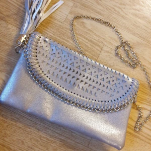 Snygg liten väska i guld - Väldigt fin. Köpt på Cypern. Som ny.