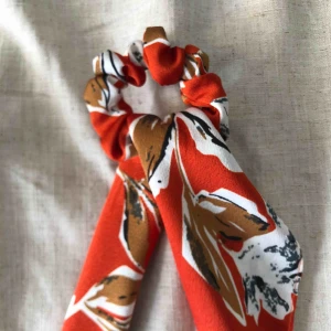  - SJUKT FIN scrunchie med knytdetalj, helt oanvänd. Frakt ingår 💘🍊