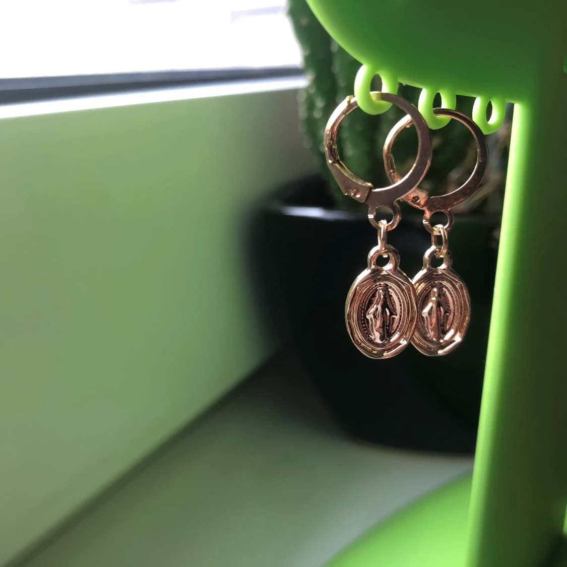 Örhängen med heliga Birgitta motiv