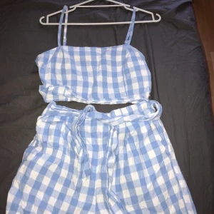 Blå vitt set med topp och skjorts - Använd en gång, super fint och i storlek medium i båda delarna 