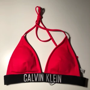 Calvin Klein bikini  - Bikiniöverdel från Calvin Klein. Använd fåtal gånger men kommer inte till användning längre. Storlek XS men skulle nog passa en S också. 