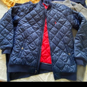 Ralph lauren jacka  - Säljer min Ralph lauren jacka vår/höst jacka. Konstig storlek då den är mellan Small och Medium. Använd 2 gånger så den är som ny. Kan fraktas som köparen står för frakten. Tar swish 