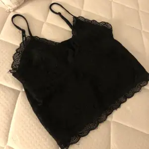 Svart bralette från bikbok i storlek xs