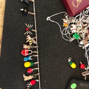 Berlocker  - Fina berlocker från företaget Laboro. 30kr styck. Super fina och går att sätta på rämnar och kedjor.