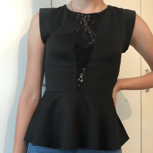 Fin topp med spets - Fin topp med spets i storlek S. Köparen står för frakten eller så möts vi upp i Stockholm.