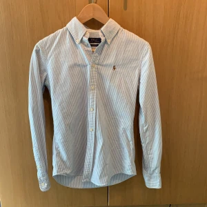 Ralph Lauren skjorta  - Skjorta ifrån Ralph Lauren. Använd fåtal gånger, fint skick. 