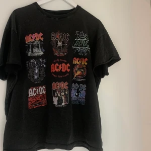ACDC-tisha - Stentvättad t-shirt från Bershka. Vet inte vad det är för storlek då lapparna är bortklippta, men sitter oversize på mig som är en S🦋 många intresserade, bud på 250kr inkl frakt