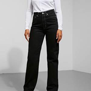 Weekday Straight wide leg black jeans. Väldigt bra skick få ggr använda, sitter riktigt bra på men anväder de för lite. minsta bud 200kr + 60 kr frakt