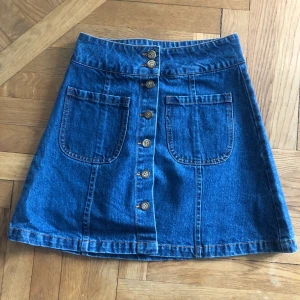 Bil Bok jeanskjol strl XS - Jeanskjol från Bik Bok i mycket bra skick, strl XS. Säljs pga för lite.  Köparen står för frakten. 