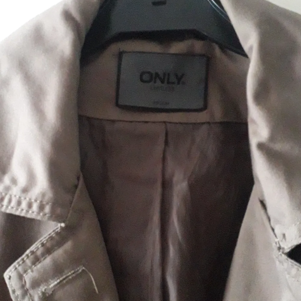 Figursydd jacka från only . Style:Sally jacket. I bra skick. Frakt ingår i priset. Jackor.