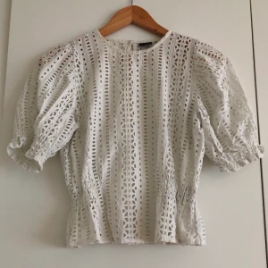 Gina Tricot blus strl 34 - Jättefin blus från Gina Tricot i strl 34. Säljs pga för lite.  Köparen står för frakten. 