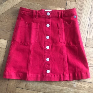 Nümph jeanskjol strl 36 - Aldrig använd röd jeanskjol från märket Nümph i strl 36. Nyskick, säljs pga. för liten. Köparen står för frakten.  