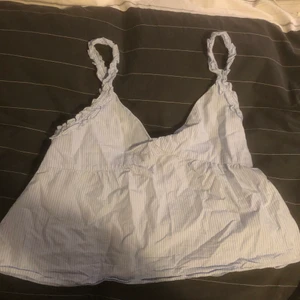 Söt zara topp - Ljus blå vit randig topp från zara. För liten för mig som är en M. Passar mer en XS/S.