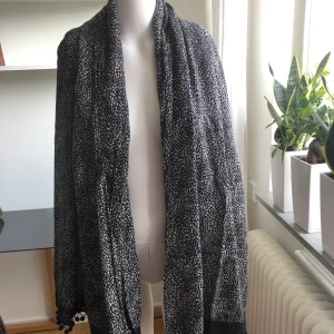 Sjal - Fin sjal från Rules By Mary. Sparsamt använd. Som ny. 