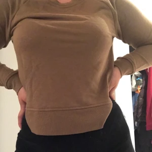 Brun långärmad tröja från HM - Brun tröja från HM. Aldrig använd. Hör av dig för mer info.