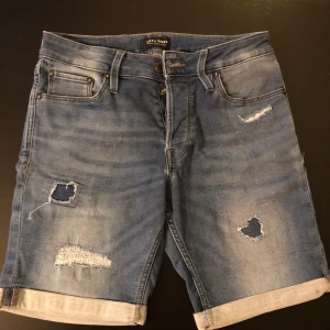 Jeansshorts - Jeansshorts från Jack&Jones i jättefint skick! Strl S. Nypris 600kr. Mitt pris 200kr+frakt.