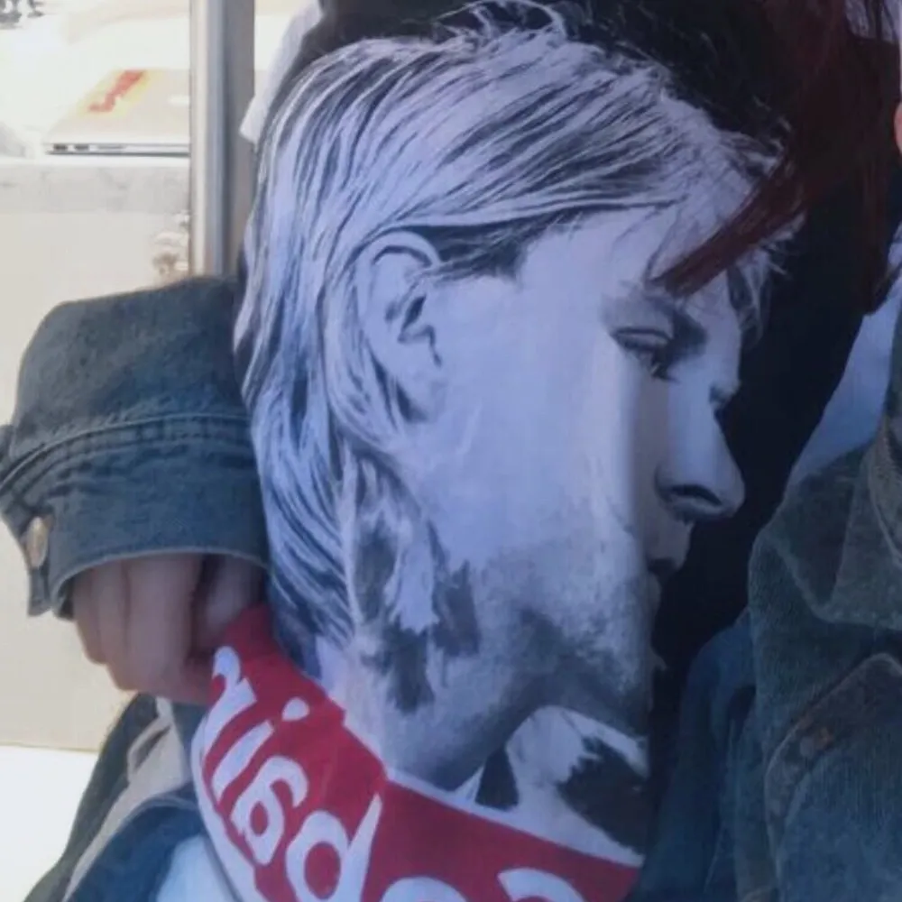Älskade Kurt Cobain T-Shirt, fåtal gånger använd, fintfint skick! Pris går att diskuteras, bara att skriva till mig för eventuella frågor💗💗. T-paidat.