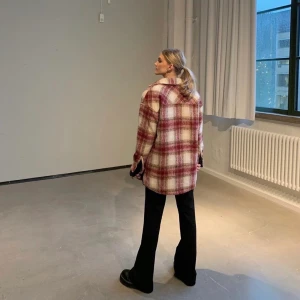 Jacka moves - Jacka från märket Moves. Använd 2 ggr, så är så gott som ny. Nypris 1199kr. Mitt pris, 400kr. Storlek S