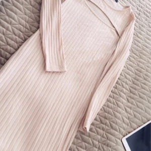 Beige klänning Bik Bok - Snygg klänning från Bik Bok som är sparsamt använd. 