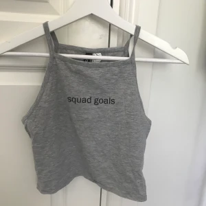 Kort tröja storlek m - En tröja från hm i storlek m andvänd ett par gånger 