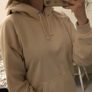 Beige hoodie - Jättemysig beige hoodie från bikbok. Använd några gånger men i fint skick. Storlek L. Säljer för 100kr +frakt <3