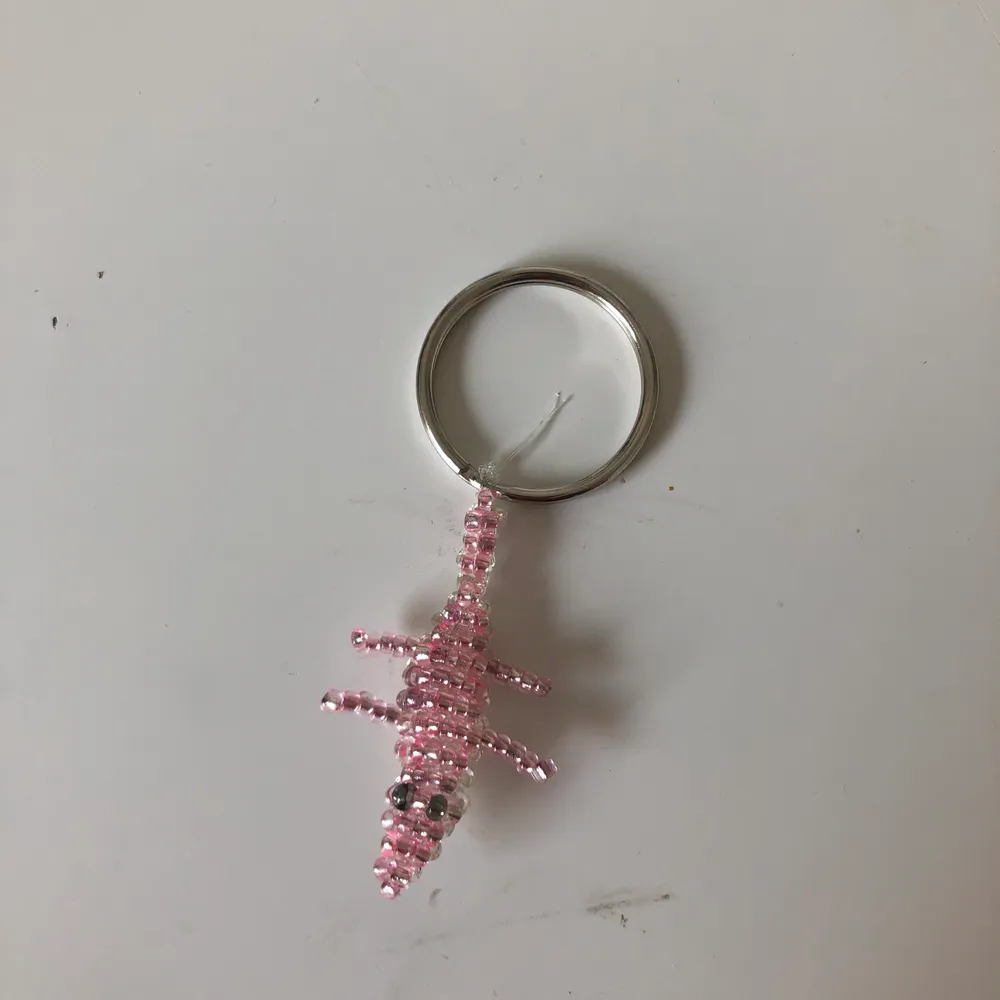 Säljer små nyckelringar av pärlor i form av krokodiler som jag har gjort. De finns i rosa, grönt, champagne och blått. I priset 25 kr/st ingår frakt.. Accessoarer.