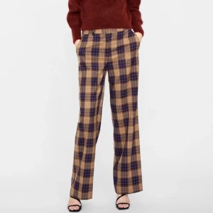 Rutiga byxor  - Säljer nu dessa kostymbyxor från Zara i en rakare modell. Storlek XS men skulle säga att de även passar en S. Skriv om ni vill ha fler bilder. Orginal pris: 599 kr men säljer för endast 200. Köparen står för frakt på 66 kr!