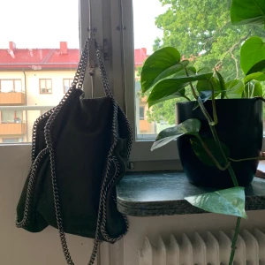 Stella Mccartney Falabella - Säljer min fina Falabella från Stella Mccartney eftersom det inte kommer till mycket användning. Den är mörkgrön med ljusrosa foder. Inköpspris: 9000 kr