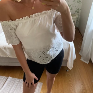 Vit somrig topp från Bikbok - Vit somrig topp från Bikbok i storlek S