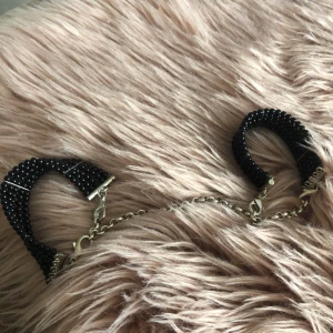 Pärlhandbojor - Handbojor med pärlor . Passar vilken anledning som helst ! 