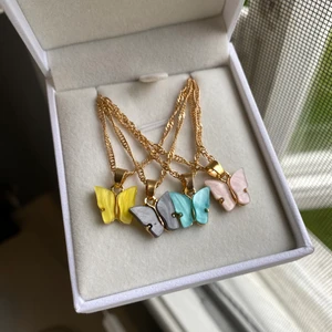 Fjärils halsband - Hej, jag säljer fyra stycken fjärils halsband med en extra kedja! Köpta här på Plick av ”La Rushe” supersöta men inte riktigt min stil. En ljusblå, en ljusrosa, en gul och en svart. Säljer de för 200kr ink spårbar frakt.