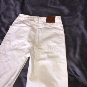 Straight hw jeans - Raka, högmidjade beige jeans från Zara. Använda en gång.
