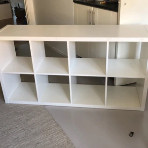 Hylla från Ikea ”KALLAX” - denna byrå kommer från Ikea och har hållt bra nu i ca 4 år men nu vill vi inte ha den längre och undrar om någon annan vill köpa den! Den har blivit sliten under åren men fungerar fortfarande som en hylla ska! Kan både stå och ligga ner väldigt praktiskt!