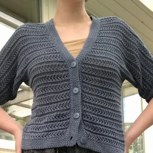 Söt stickad kofta - Jättegullig kofta i grå-blå färg ❤️ Passar någon som är en S-M 