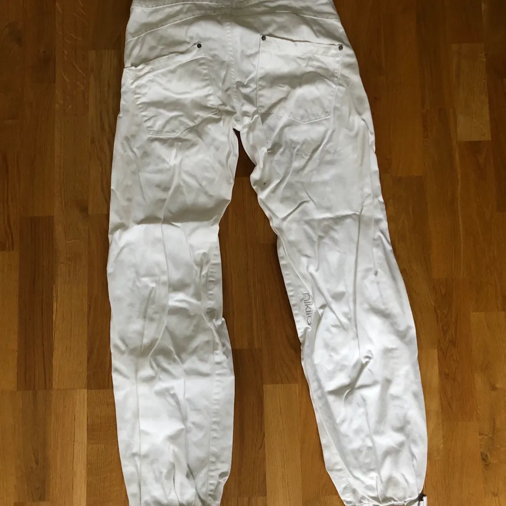 NIKITA jeans, vita vidd 28” & längd 34”, skick som nya, köparen betalar porto alt fri hämtning i Ängelholm . Jeans & Byxor.