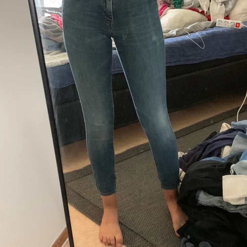säljer mina Lee jeans som då är lågmidjade. Dom är lite för korta för mig (är ungefär 1,64) men funkar som XSS/XS. pris: 110kr + frakt (88kr) . Jeans & Byxor.
