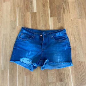 Nya jeansshorts i storlek M - Nya jeansshorts i storlek M. Oanvända.