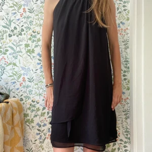 Panos emporio klänning  - Helt ny Panos emporio klänning med lapparna kvar. Var tänkt till nyår men hittade en annan precis innan som satt bättre på mig. Fina detaljer i kragen. Nypris 1995kr. Aldrig använd så nyskick. 