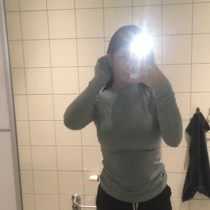 Blå polo tröja  - Andvänd ett par gånger väldigt bekväm