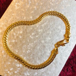 Japan 18k gold plated bracelet - 18k japan gold plated bracelet 🦋💋 for only 500kr! Not used, been sitting in my jewelry box. A gift from my sister living in Japan 👩🏻‍🦰🎀🌺💃🏼
