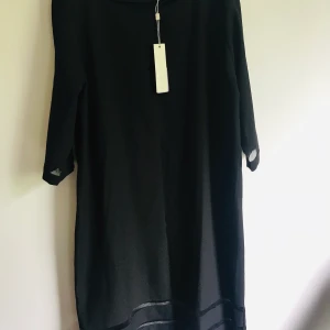 J. Lindberg klänning storlek 40 - Ny J. Lindberg klänning. Storlek:40